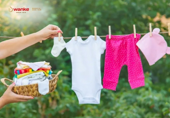 Cuidados essenciais para lavar roupas de recém-nascidos.