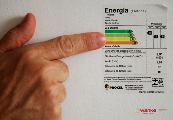 Entenda como funciona o selo de classificação de consumo de energia dos seus eletrodomésticos.